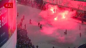 Chuva de tochas na chegada da claque do Benfica ao Dragão