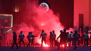 Grande tensão: as imagens da chegada dos adeptos do Benfica ao Dragão