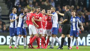Aumenta a temperatura no clássico: Taarabt e Otávio desentendem-se e acabam amarelados