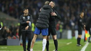 Pepe esteve 'on fire' no banco e até abraçou Manuel Mota