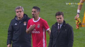 André Almeida bate no peito e beija símbolo de campeão no final do FC Porto-Benfica