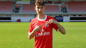 Francisco Domingues assina contrato profissional com o Benfica
