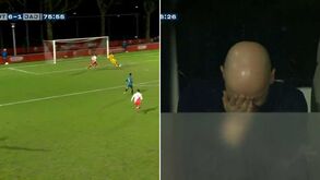 Bruno Varela sofreu 7 golos, cometeu erro incrível e a cara do treinador do Ajax diz tudo