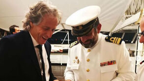 Jorge Jesus visitou Navio Escola Sagres no Rio de Janeiro e levou camisola do Flamengo