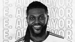Emmanuel Adebayor assina pelos paraguaios do Olimpia