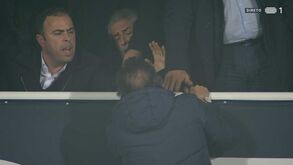 Adepto revoltado trepou a tribuna presidencial em Famalicão e pediu satisfações a Luís Filipe Vieira