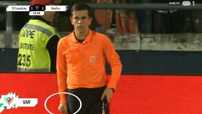 Árbitro assistente comemora boa decisão no golo do Famalicão ao Benfica