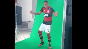 Com a mão no peito, enrolado na bandeira, a sambar ou a fazer a vénia: Houve de tudo na sessão fotográfica do Flamengo