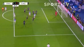 Zé Luís fez o segundo golo do FC Porto com protestos de fora de jogo