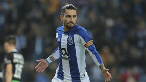 Árbitro marcou penálti para o FC Porto e Ac. Viseu protestou a decisão