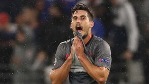 Gabriel com o apoio da família e dos colegas do Benfica