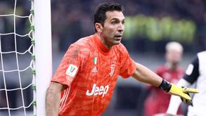 Buffon assinala exibição de luxo e junta mais uma camisola à sua longa coleção