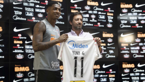 Yony González apresentado no Corinthians 