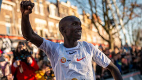 Joshua Cheptegei estabelece novo recorde mundial dos 5000 metros