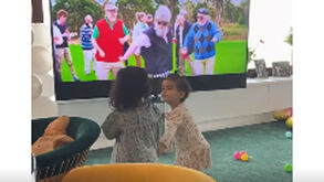 Uma sala 'à medida' e uma dança bem divertida: filhas de Ronaldo divertem-se à grande