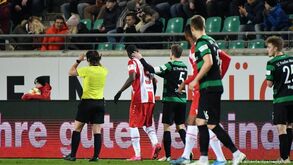 Adeptos unem-se contra racismo e gritam: «Fora nazi!»