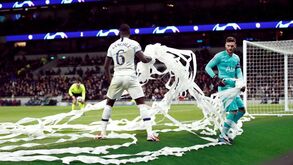 Protesto de adeptos interrompeu o Tottenham-Leipzig e sobrou para os jogadores