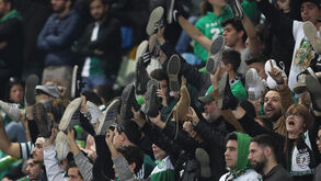 Adeptos do Sporting descalços e em protesto