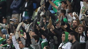 «Se queres ver o Sporting, deves tirar os sapatos»: imprensa espanhola dá eco a revista polémica