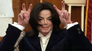 Careca, desnutrido e com cortes: revelados detalhes da autópsia ao corpo de Michael Jackson