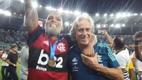 Um Gabigol que parecia ter mais 30 anos em cima não largava Jorge Jesus nos festejos