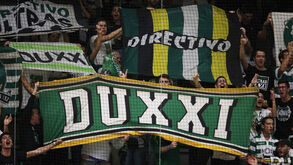 «Descalça-te com estilo»: Diretivo Ultras XXI vende meias para revista da PSP em Alvalade