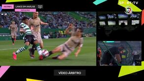 Messi 'tira' adepto das mãos de segurança e jovem fã ainda garante selfies com o argentino