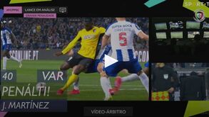 VAR avisou, árbitro consultou as imagens e marcou penálti para o Portimonense no Dragão