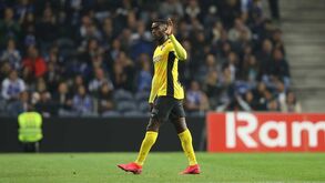 Depois de falhanço à beira da baliza, Jackson Martínez atirou penálti para as nuvens no Dragão