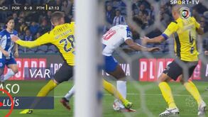 Peso pesado camaronês quase deixa árbitro KO em combate de boxe