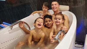 A fotografia de Cristiano Ronaldo com os filhos que já é um fenómeno