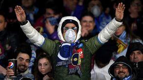 Itália em alerta por causa do coronavírus: máscaras 'invadem' o Nápoles-Barcelona 