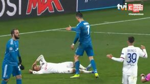 Cristiano Ronaldo 'picou-se' com ex-benfiquista e outros jogadores do Lyon pediram satisfações