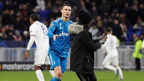 Insólito: Adepto invadiu relvado e Cristiano Ronaldo desatou a correr atrás dele