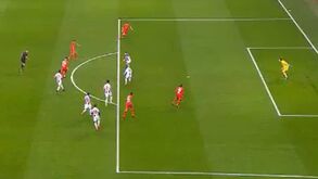 Árbitro anulou golo do Bayer mas VAR reverteu a decisão: FC Porto a perder