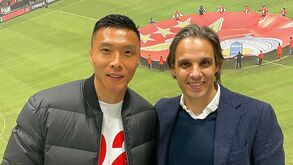 Chinês Yu Dabao visitou a Luz e tirou foto com Nuno Gomes