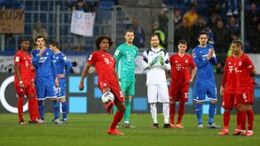 Alemães dão o exemplo: adeptos do Bayern insultam líder do Hoffenheim e jogadores boicotam jogo