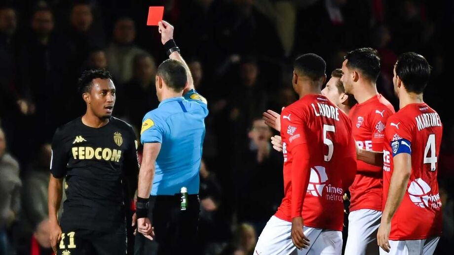Empurrões a árbitros: Gelson segue ‘legado’ de CR7, João Pinto e Luisão