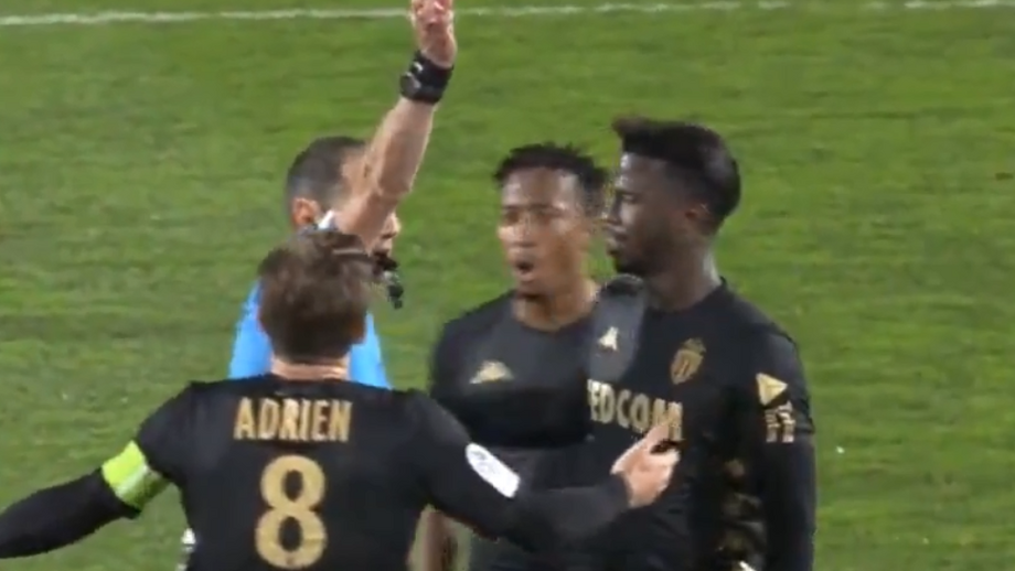 Gelson Martins perde a cabeça durante jogo da Liga em França e empurra árbitro