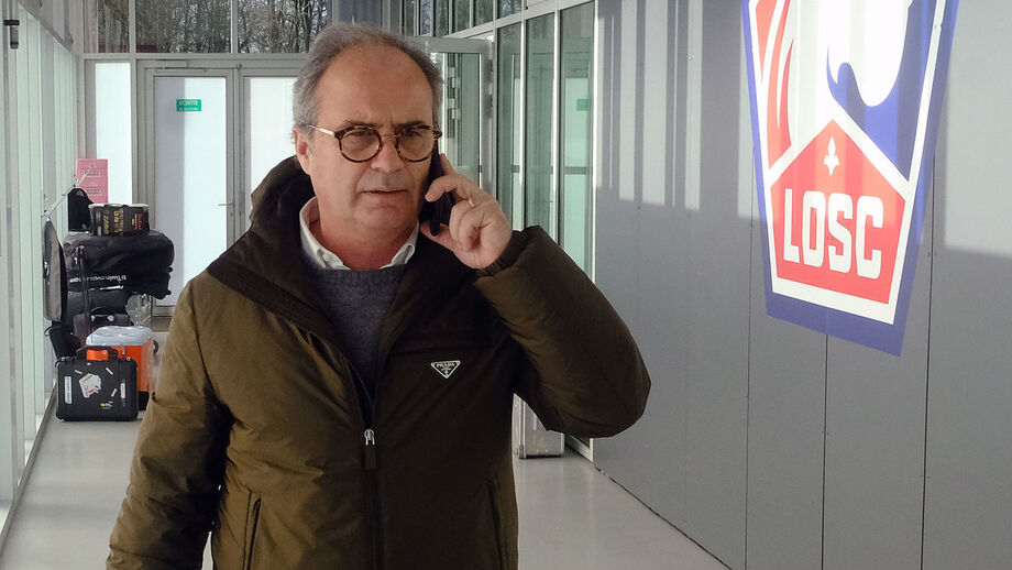 Assistimos a telefonemas com conversas sobre transferências de jogadores e descobrimos como trabalha a equipa de scouting