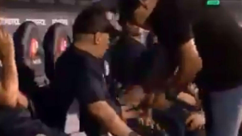 As imagens do treinador do Gimnasia y Esgrima que estão a dar polémica