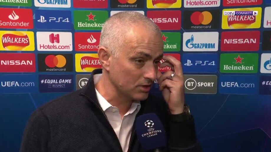 Treinador do Tottenham tirou médio à hora de jogo e mostrou-se desagrado