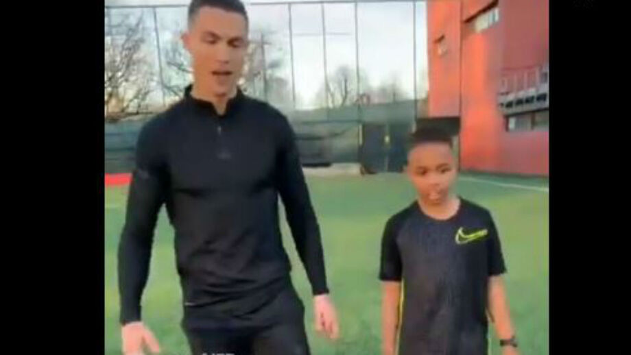 Internacional português conversava com criança sobre chuteiras