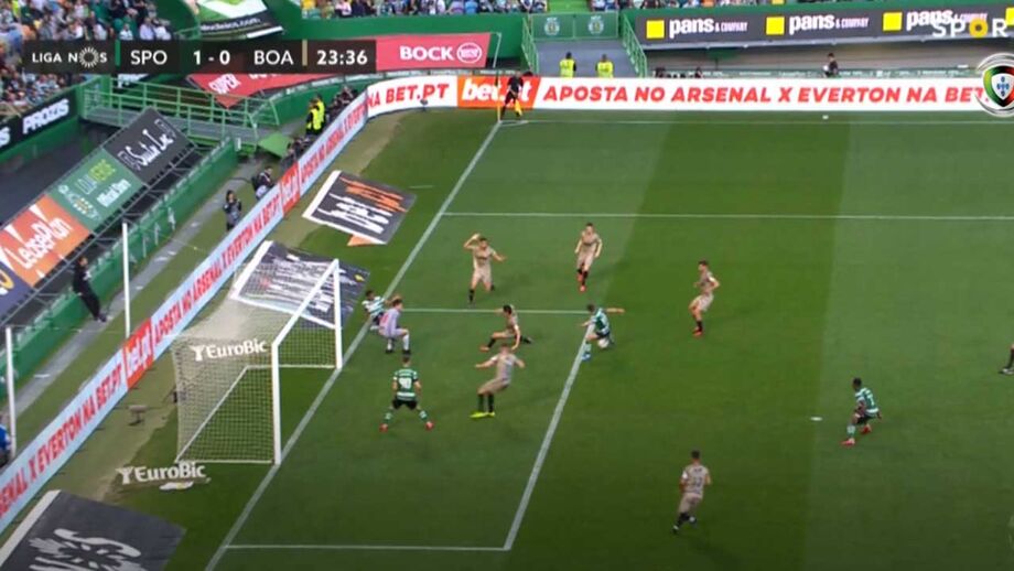 Jovem Andrei Coubis ficou sem reação após levar um 'túnel' do lateral português
