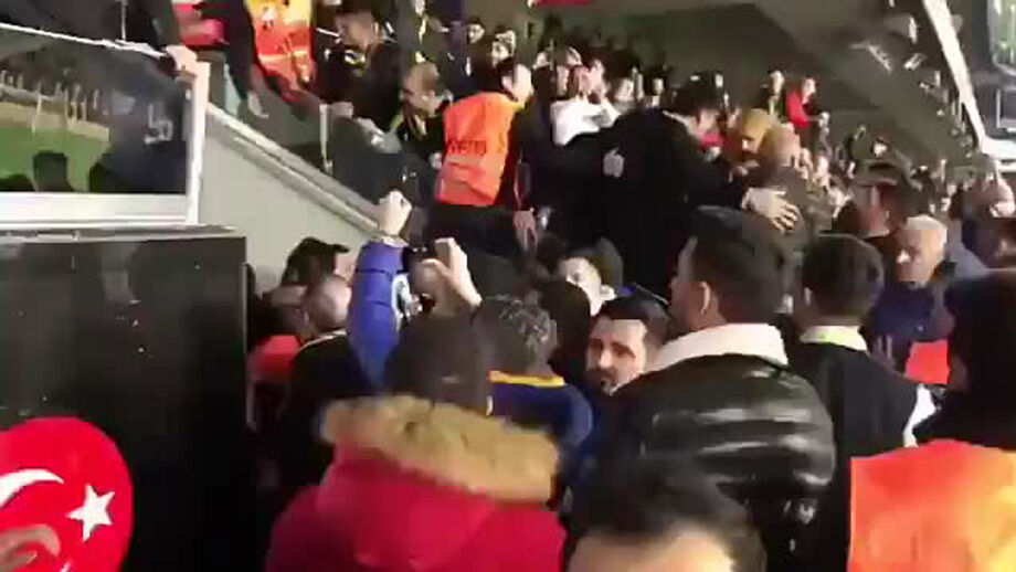 Ali Koç saltou da tribuna e reagiu a insultos e pedidos de demissão após derrota com o Galatasaray