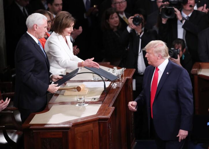Nancy Pelosi rasga discurso de Donald Trump após Estado da União