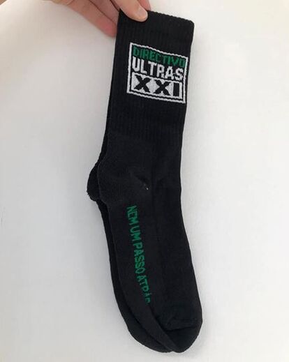 'Descalça-te com estilo': Claque Diretivo Ultras XXI vende meias para revista da PSP