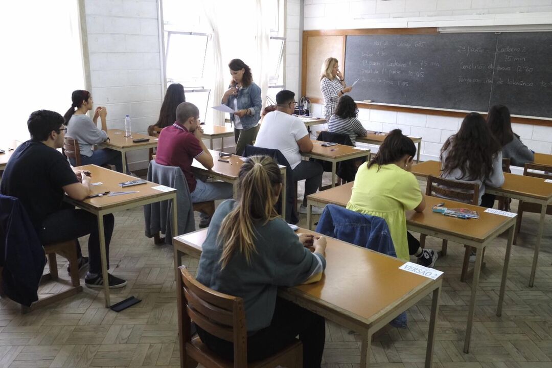 Exames nacionais sala de aulas alunos professores