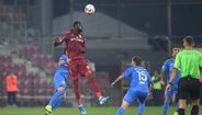 Lacina Traoré - Um verdadeiro ‘pinheiro’ na frente de ataque. Lacina Traoré represente o Cluj, e tem uns impressionantes 2,03 metros de altura. Uma envergadura de meter medo a qualquer defesa.