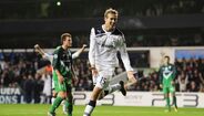 Peter Crouch - O internacional inglês, que fez carreira no Tottenham e Portsmouth, já se retirou do futebol. Conhecido pela sua estatura, Crouch ainda está uns furos abaixos dos anteriores jogadores, mas muito acima da média (2,01 metros).